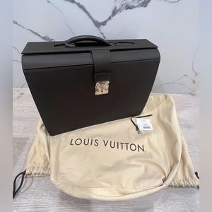 Louis Vuitton briefcase in Taiga leather. Excellent condition, used once.